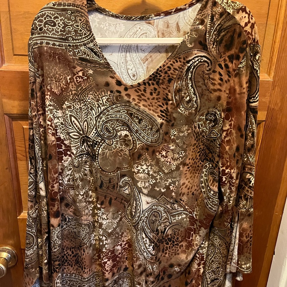 2X plus size top with scalloped sleeves!
